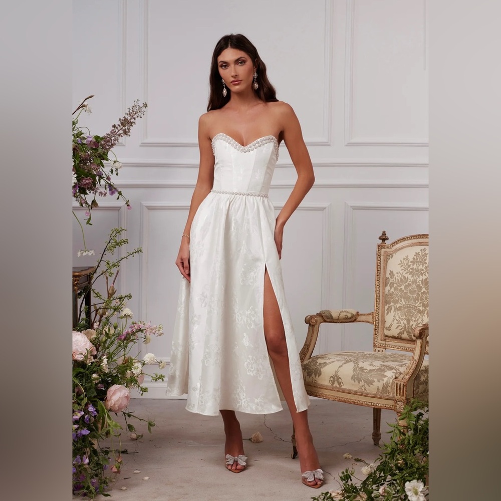V. Chapman White Strapless Lace-Trim Midi Wedding Dress